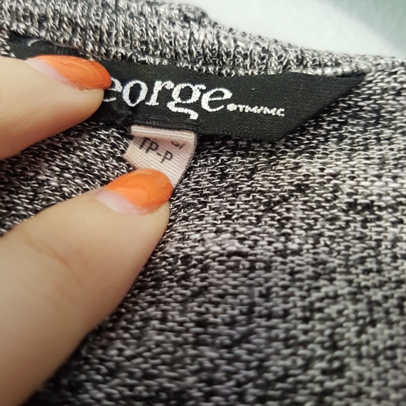 ✨2/ $12✨ - Short-Sleeve Grey Turtleneck Sweater - Picture 3 of 3